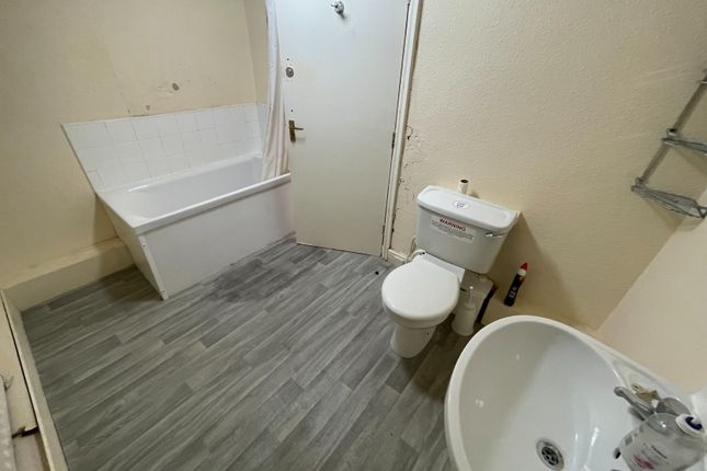Flat to rent in Westminster Road, Coventry