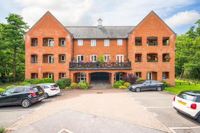 Thumbnail Maisonette for sale in Silk Lane, Twyford, Reading