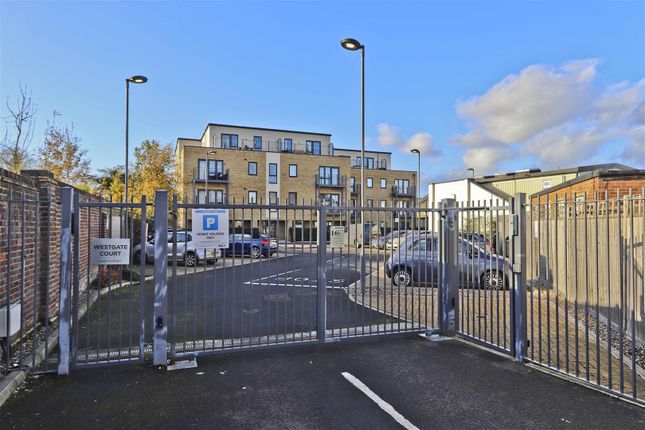 1-bed flat on Flat 9, Westgate Court, 297 Long Lane, Long Lane, Hillingdon, £318,500