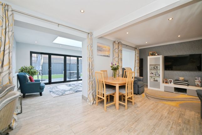 5, Gold Close, Broxbourne photo 2