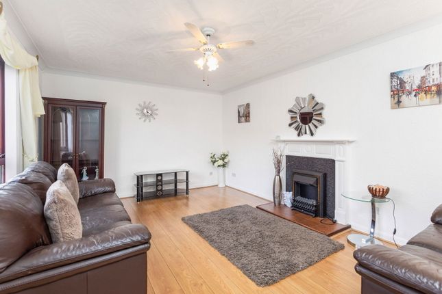4, Langton Avenue, East Calder photo 3