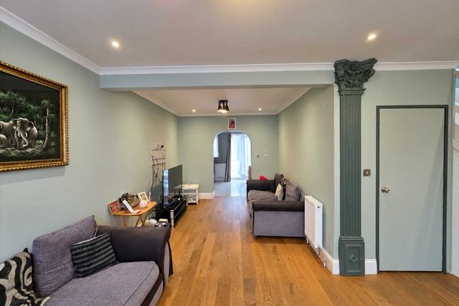 30, Hogarth Road, Edgware photo 2