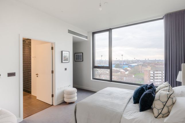 Flat for sale in Wood Crescent, London