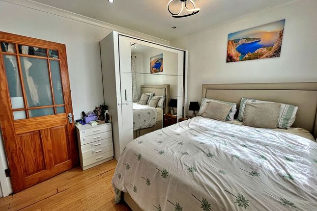 2A, Wordsworth Avenue, Greenford photo 4