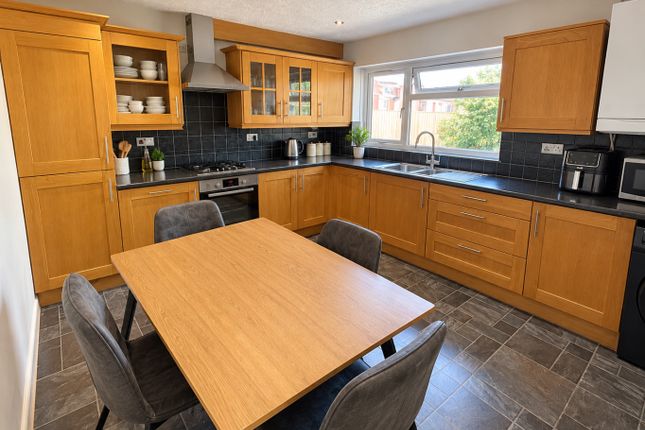 7, St. Olams Close, Luton photo 4