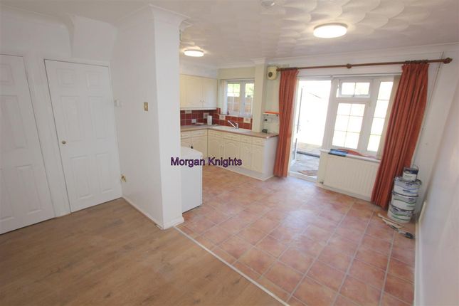 5, Sims Close, Romford photo 4