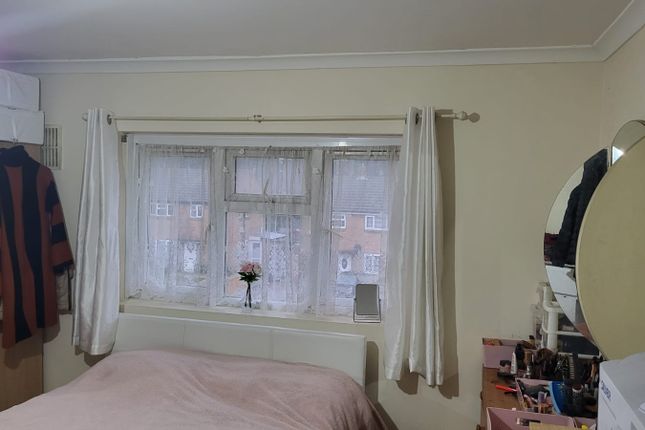Larch Crescent, HAYES photo 2