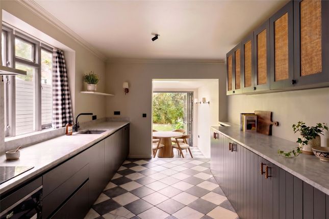 23, Summerfield Avenue, London photo 4