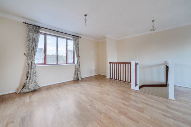 31, Pyegrove Chase, Berkshire photo 3