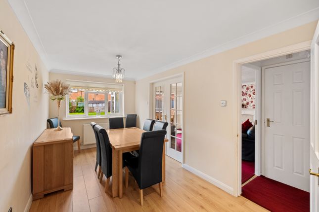 16, Grasslands, Horley photo 4