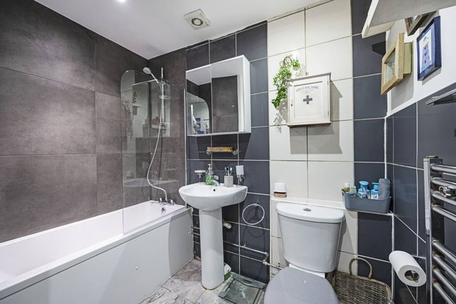 End terrace house for sale in Elm Park Road, Leyton, London