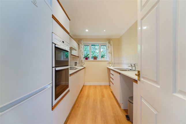 41 Oakmead Green, Epsom photo 2