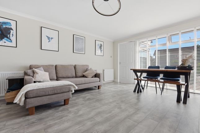 24 Falkland Crescent, Bishopbriggs, Glasgow photo 3
