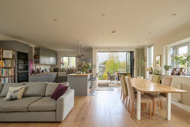 1 Northern Burway, Laleham Reach, Chertsey photo 3