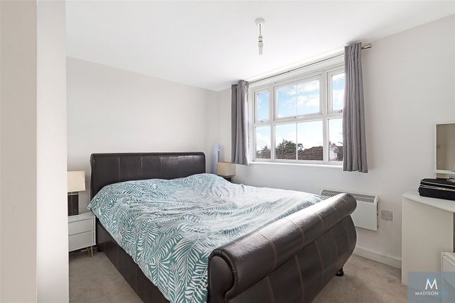 Flat for sale in High Road, Buckhurst Hill, Essex