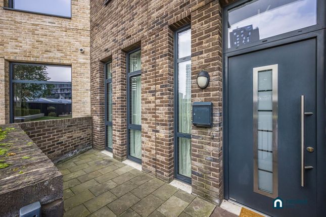 16 Williamsburg Plaza, London photo 3