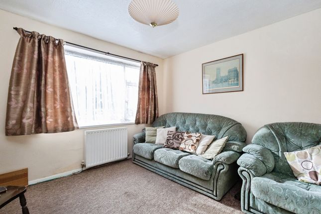 17, Surrey Way, Greater Manchester photo 2