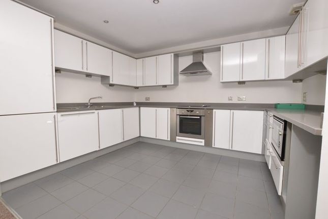 Flat for sale in Woolsack Way, Godalming