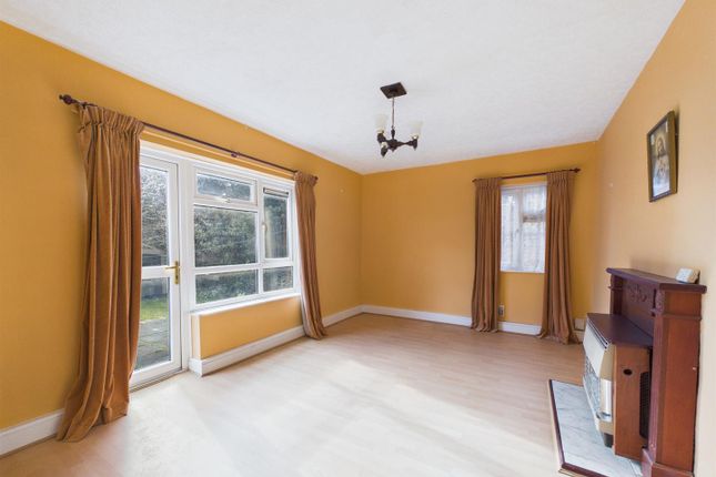 3, Lynwood Avenue, Coulsdon photo 2