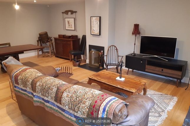 Spacious Living/Dining Room With Open Fire