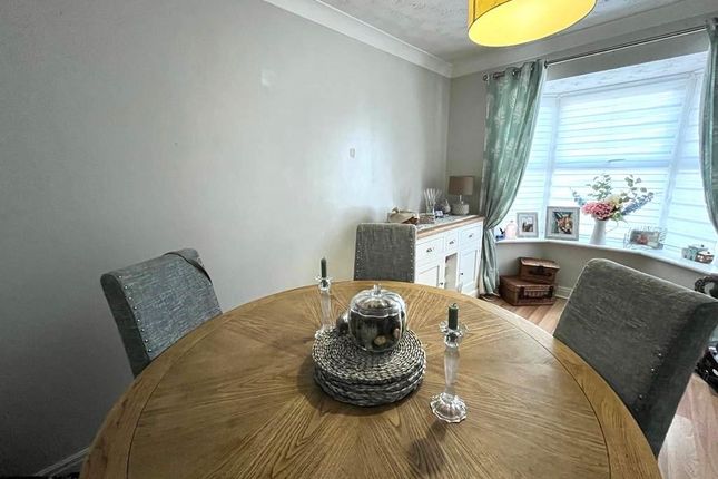 Link-detached house for sale in The Spinney, Gainsborough