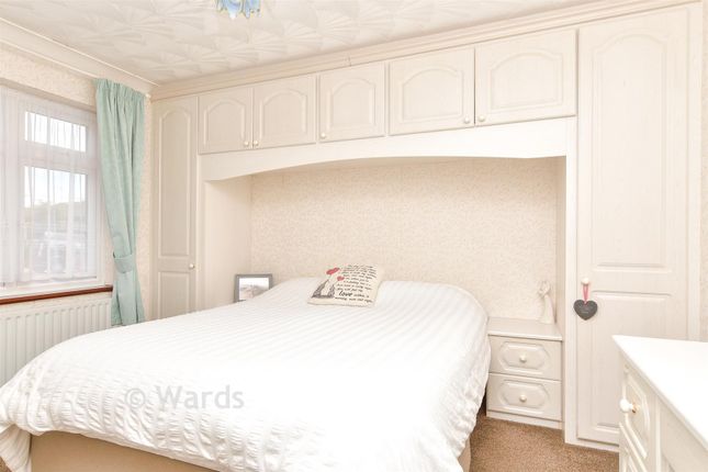 98, Thistledown, Gravesend photo 4