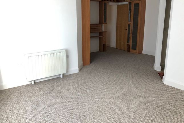 16, Oliver Court, Slough photo 3