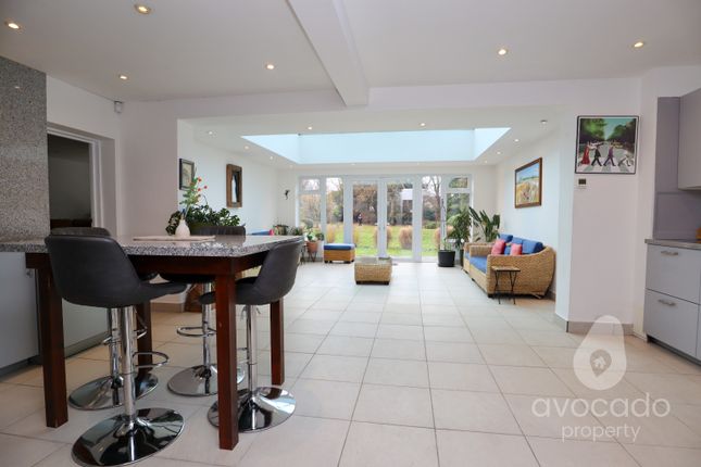 32 Kingsley Avenue, Camberley, Surrey photo 3