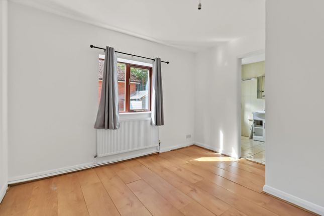 Flat E, 6 Hersham Road, Walton-On-Thames photo 4