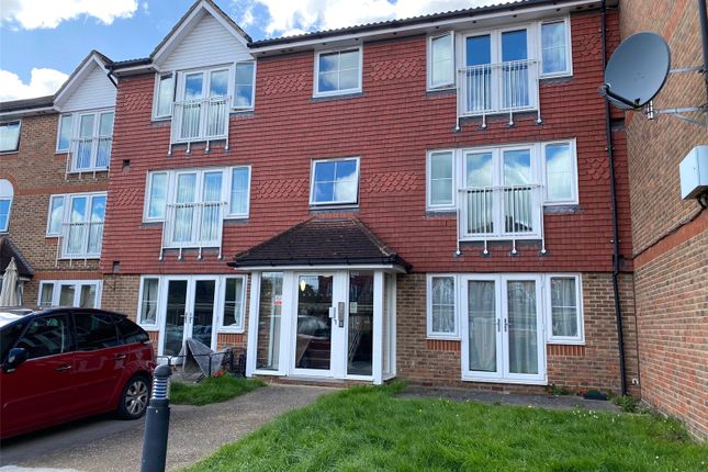 Flat to rent in Tuscany Gardens, Crawley, West Sussex
