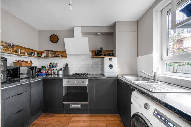1 Houghton Close, London photo 3