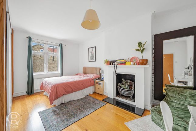 Cairn House, Cairn Avenue, London photo 4