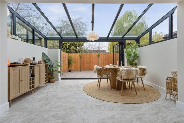 19, Crammond Close, London photo 3