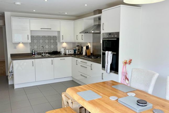 7, Sandringham Gardens, Farnborough photo 2