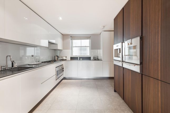 Flat to rent in Lancaster Gate, London W2.