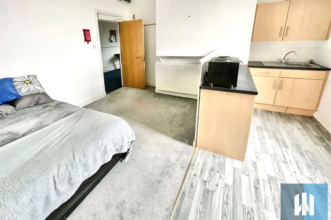 Room 2, 65, Woodhouse Hill, Huddersfield photo 2