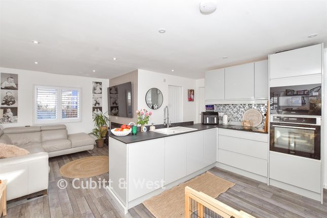 9, Nutbourne Park, Chichester photo 3