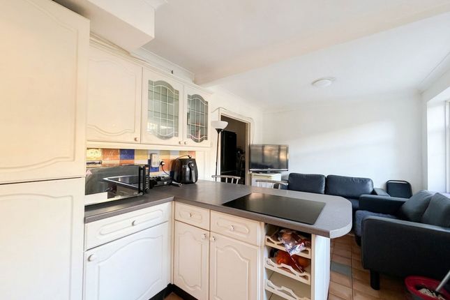 Room 6, 21 Belgrave Mews, Uxbridge photo 5