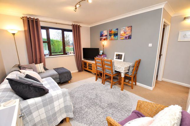 7 Regent Court,, Belvedere Close, Guildford photo 4