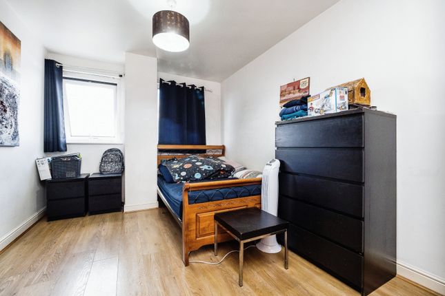 Flat for sale in Eastern Avenue, Ilford