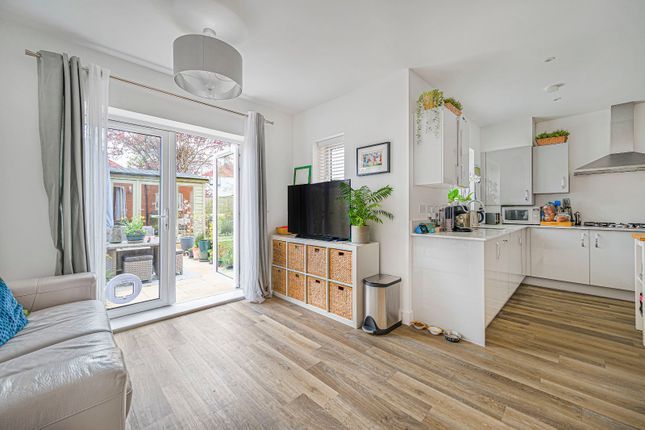 113, Holland Gardens, Eltham photo 3