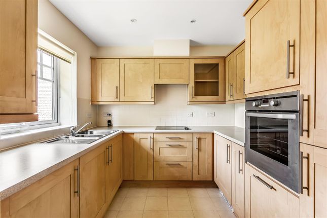 25 Harroway Manor, Cobham Road, Fetcham photo 4