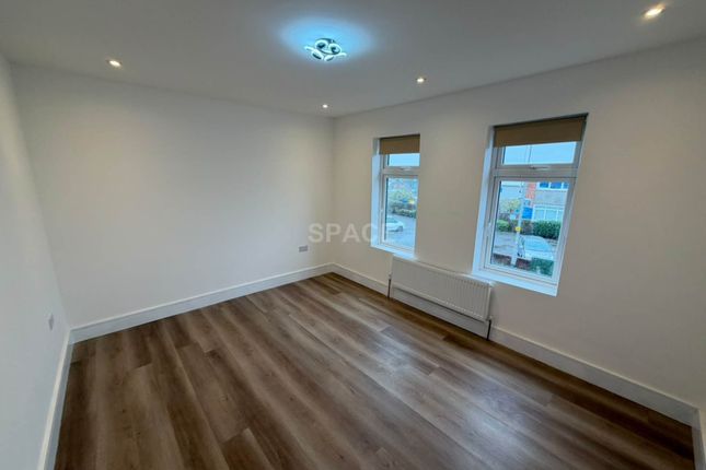Elgar Road South, Reading photo 2