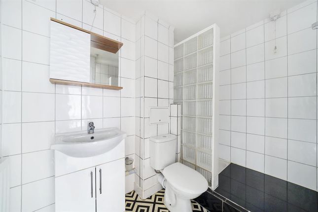 Flat for sale in Beardell Street, London