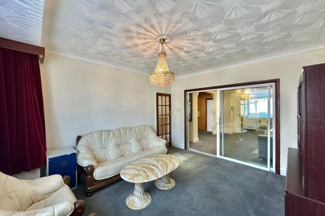 53, Warley Avenue, Hayes photo 3