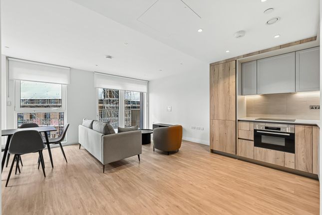 1-bed flat on Flat 16 10, Gasholder Place, London, £3,250/mo