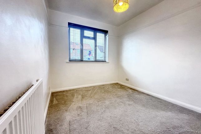 40 Edwards Avenue, Ruislip photo 4