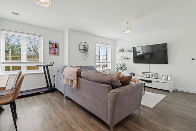 Flat 2, 21 Orchard Farm Avenue, East Molesey photo 3