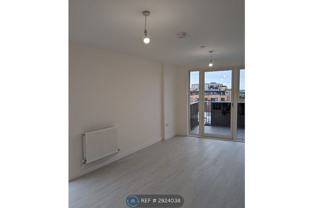 Flat, Wryneck Apartments Perryfield Way, London photo 3