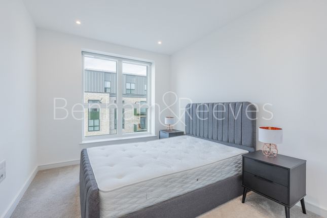 Flat to rent in Greenleaf Walk, Southall